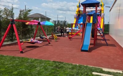 🌞 Loc de joacă exterior la Casa Rustic Săbăreni – Bucurie pentru copii, relaxare pentru părinți
